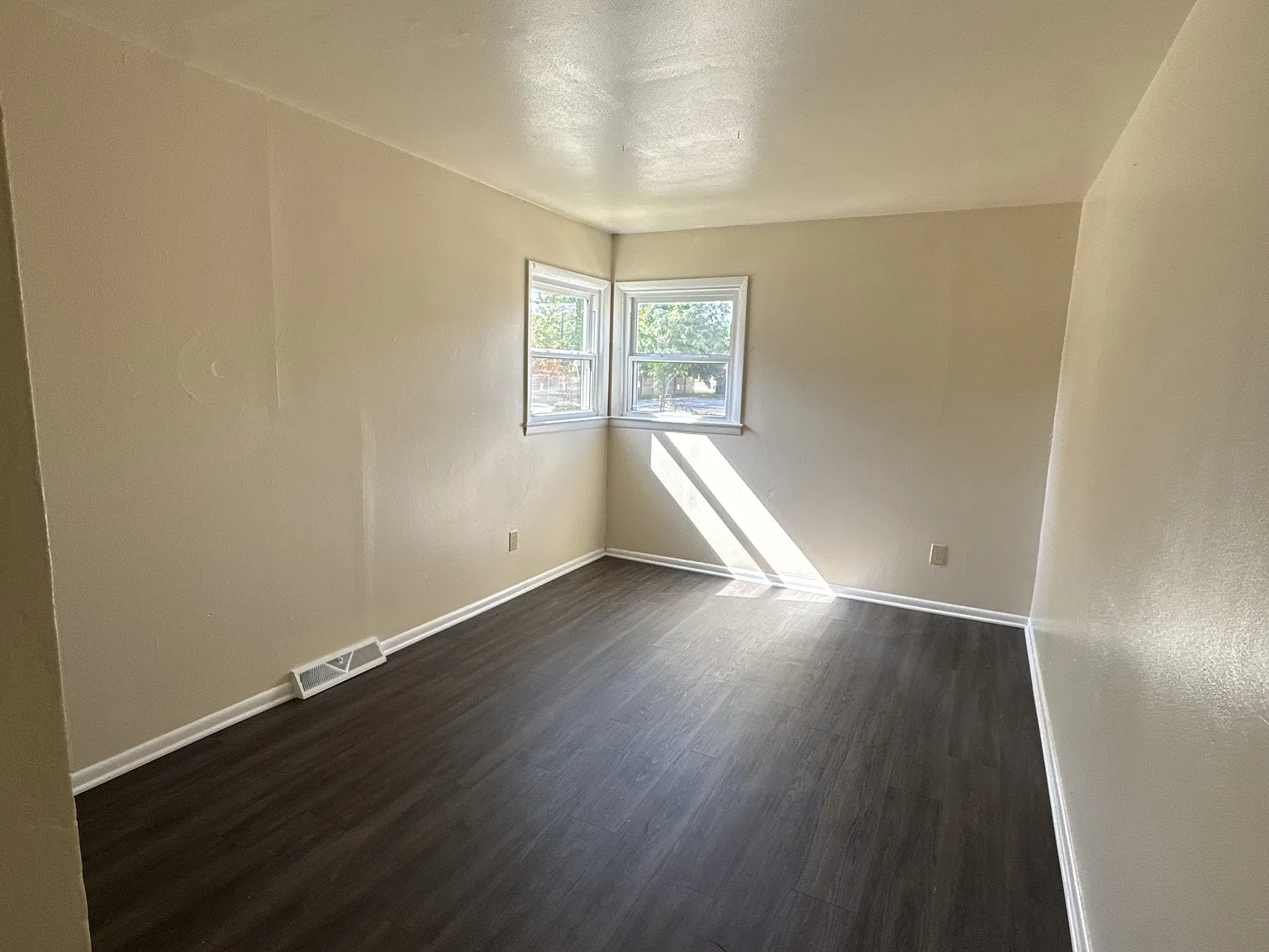 3 bed, 1050 sqft, $1,600 — Photo 2