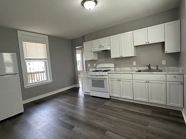 64 Woodbine St — Photo 2