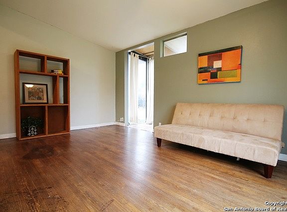 4th image of 470 Sharon Dr