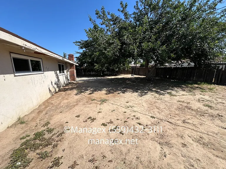 4256 N Millbrook Ave — Photo 19