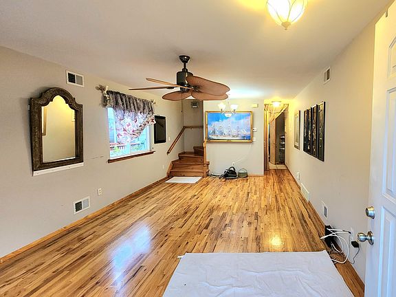 2nd image of 35 Vanessa Ln