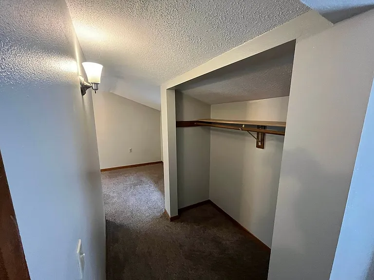 927 E Grand Ave — Photo 12