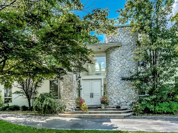 66 Meadow Woods Road, Great Neck, NY 11020