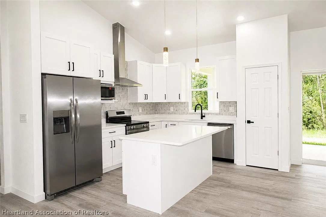 3 bed, 3.0 bath, 1505 sqft, $2,200 — Photo 2