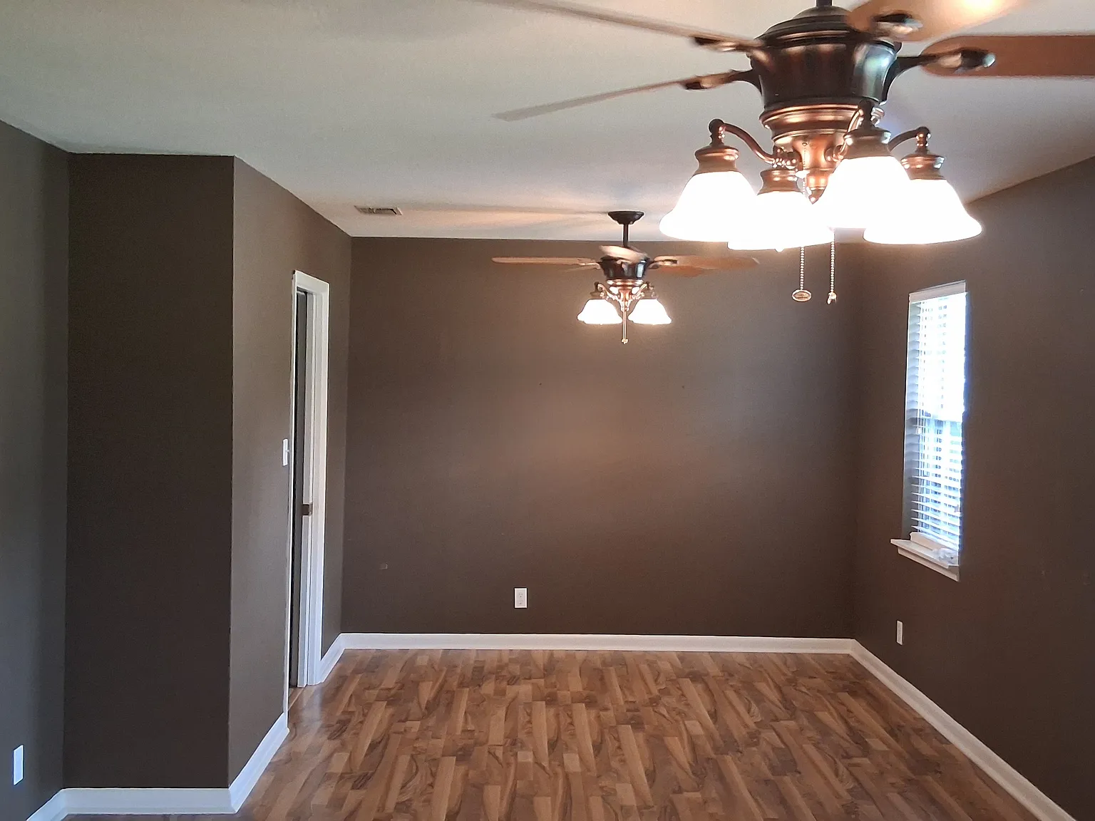 4 bed, 2500 sqft, $1,850 — Photo 2