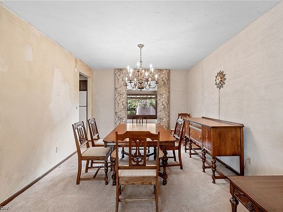 4th image of 3024 Chaucer Dr NE