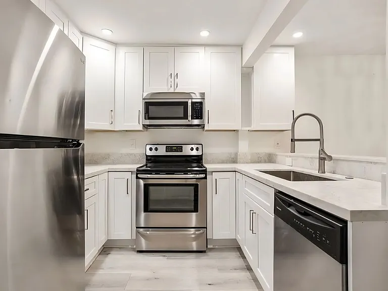 355 S Madison Ave #124 — Photo 4