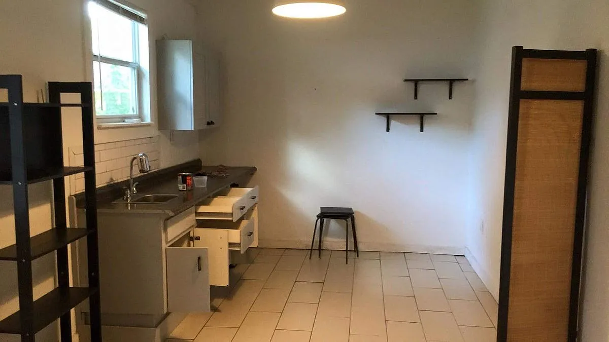 Studio, 1.0 bath, 250 sqft, $1,150 — Photo 2