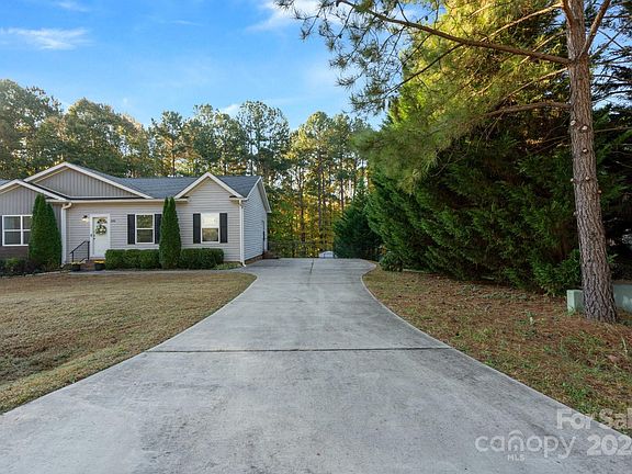 4th image of 208 Brook Creek Dr