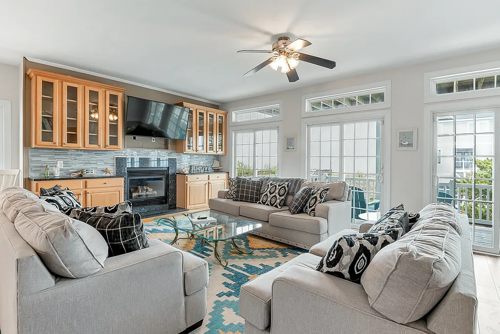 5 bed, 3550 sqft, $5,750 — Photo 1