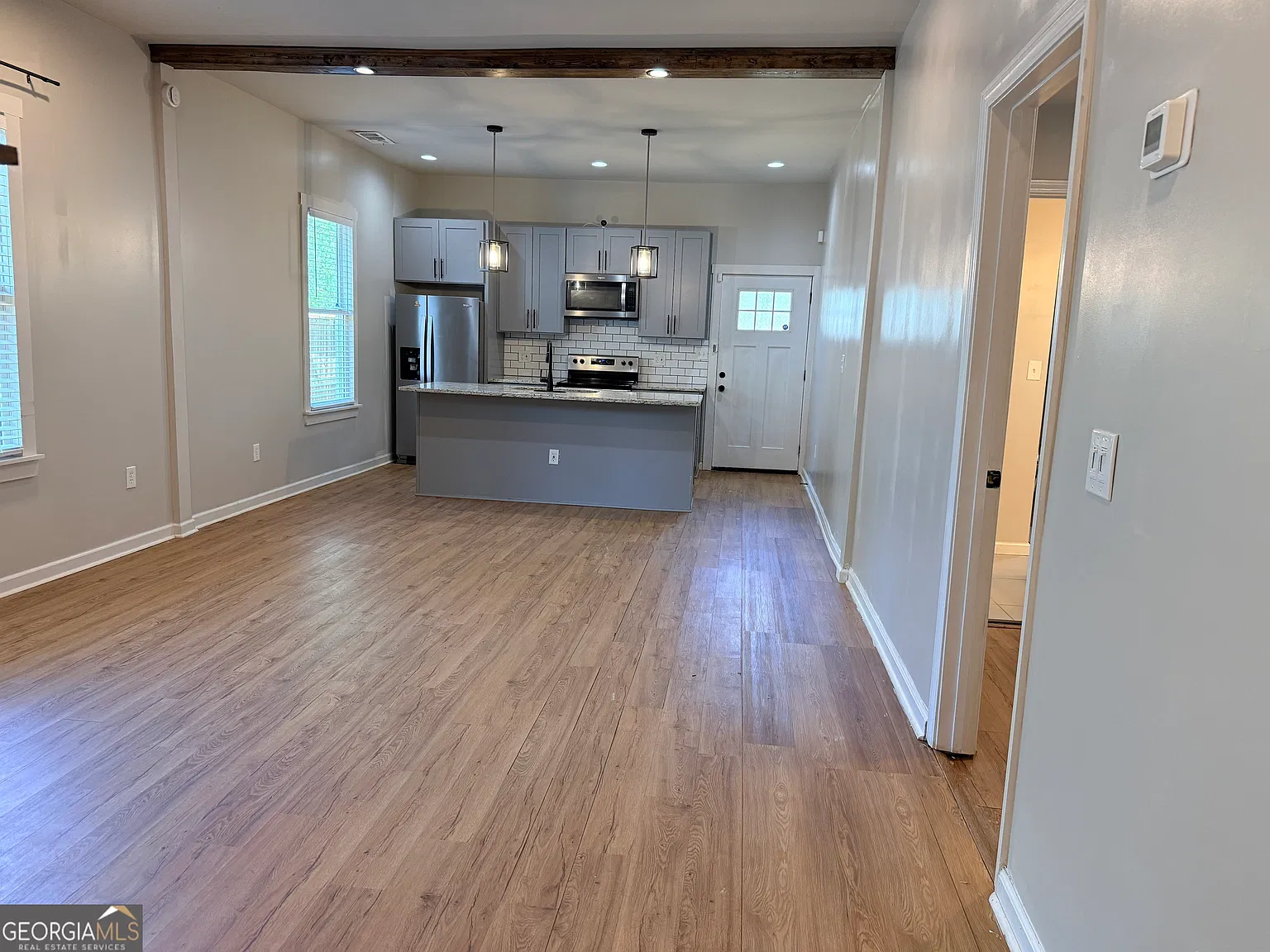 3 bed, 2.0 bath, 1405 sqft, $2,100 — Photo 2