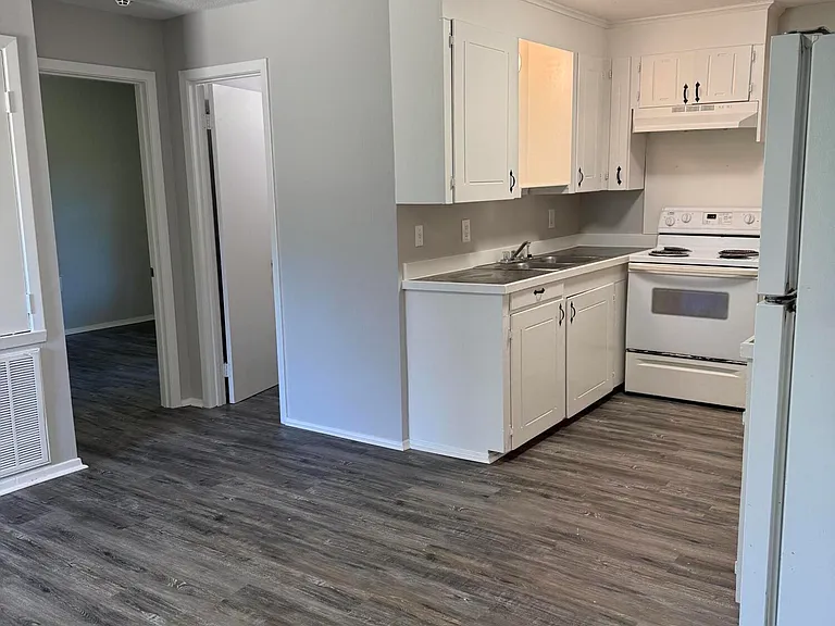 477 W Broad St — Photo 3