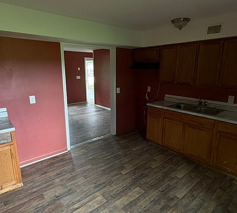 3rd image of 9000 Oak Ct