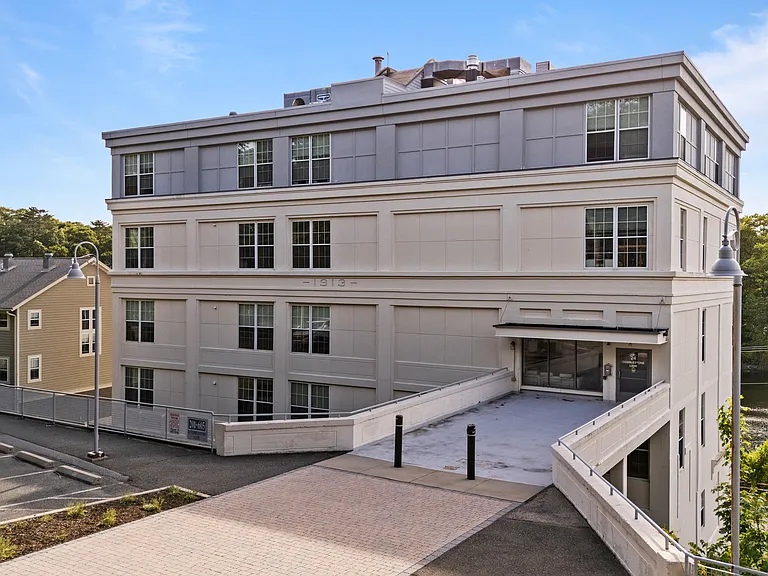 24 Cobblestone Ln — Photo 1