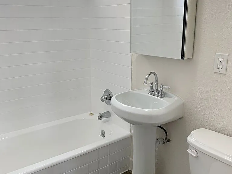 1623 N Mariposa — Photo 32