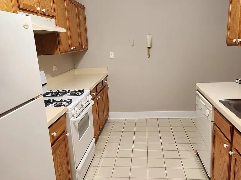 105 E 11th St #109 — Photo 20