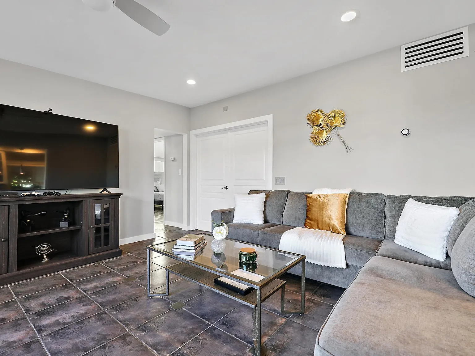 4 bed, 2200 sqft, $4,500 — Photo 4