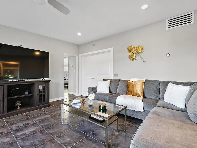 725 S Mountain View Dr — Photo 4