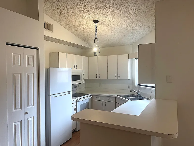 2819 Stoneway Ln #C — Photo 6