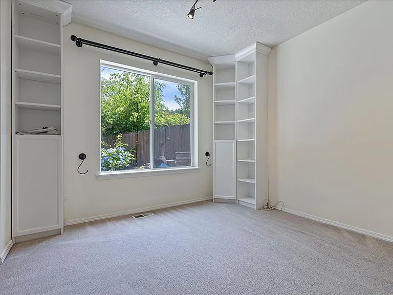 242 NE 49th Ave — Photo 13