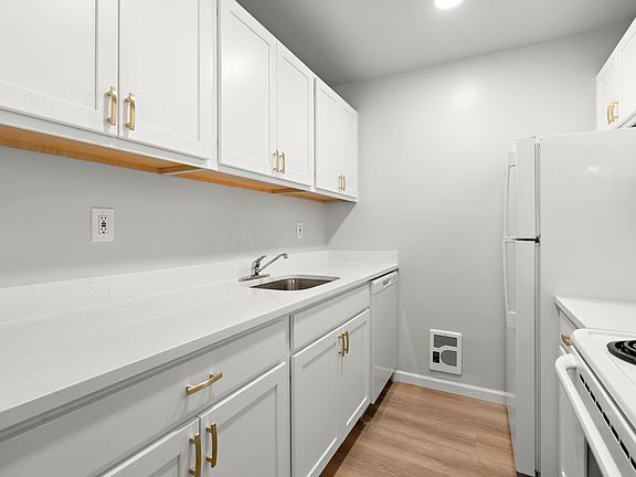 New Kitchen w/ Quartz Counters