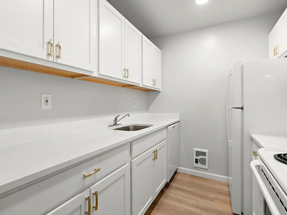 New Kitchen w/ Quartz Counters