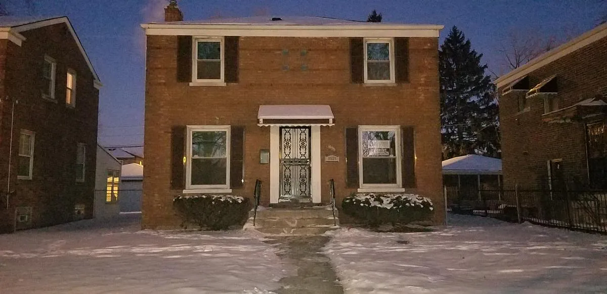 9935 S Paxton Ave photo 1