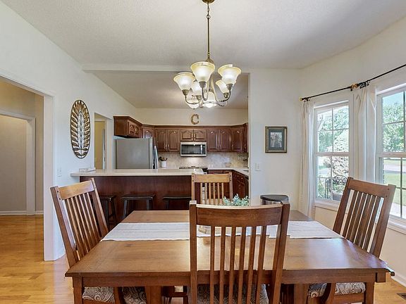 4th image of 141 Edinborough Dr W