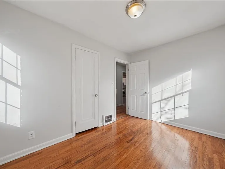 18627 Justine St — Photo 15
