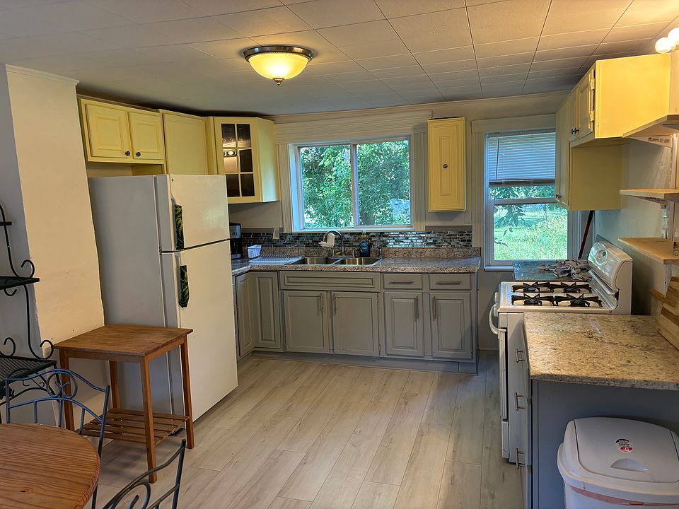 Kitchen. In the lower left you can see the corner of a nice wood table that has 4 matching chairs.