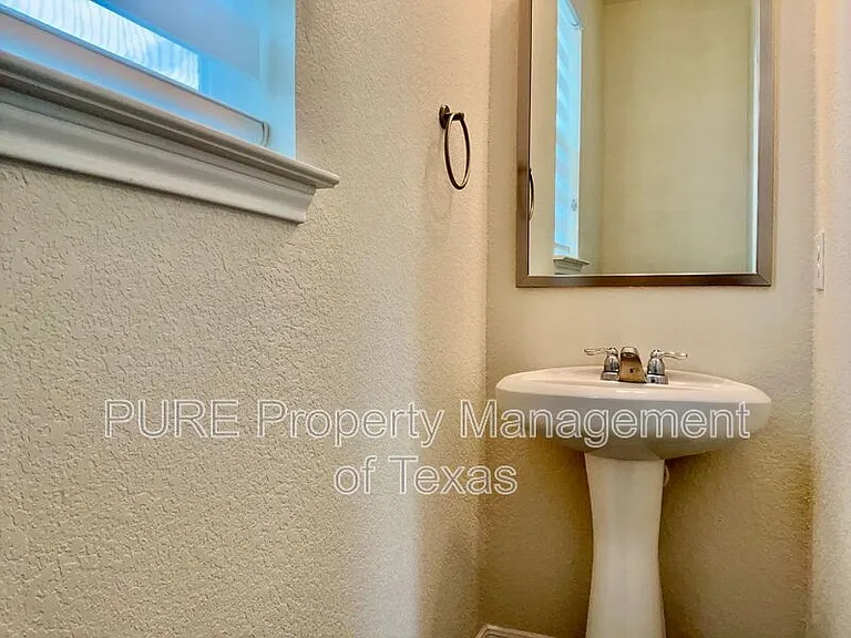 1008 Brenham Ln — Photo 30