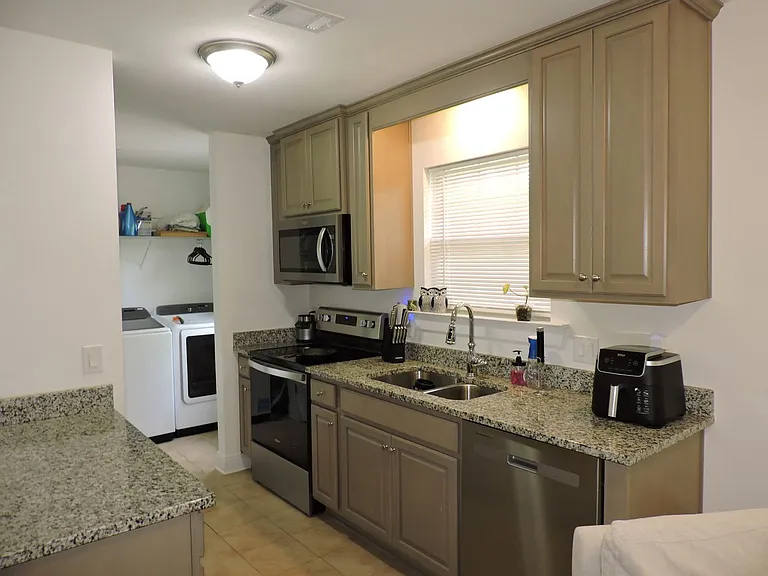 2202 N E St — Photo 11