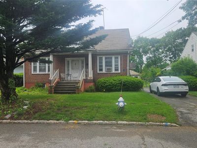 37 Netz Place, Albertson, NY, 11507