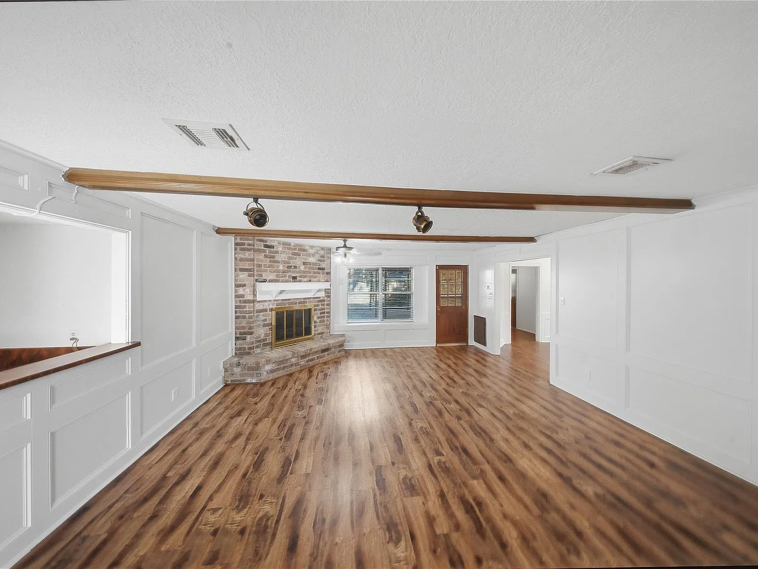 4 bed, 2.5 bath, 2526 sqft, $2,500 — Photo 3