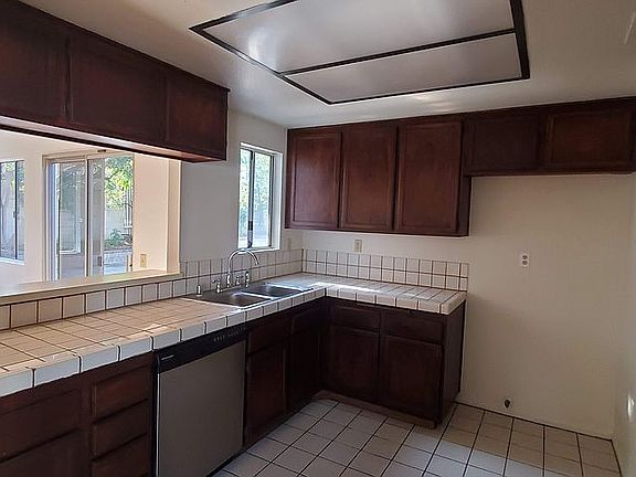 OPEN KITCHEN TO FAMILY ROOM 