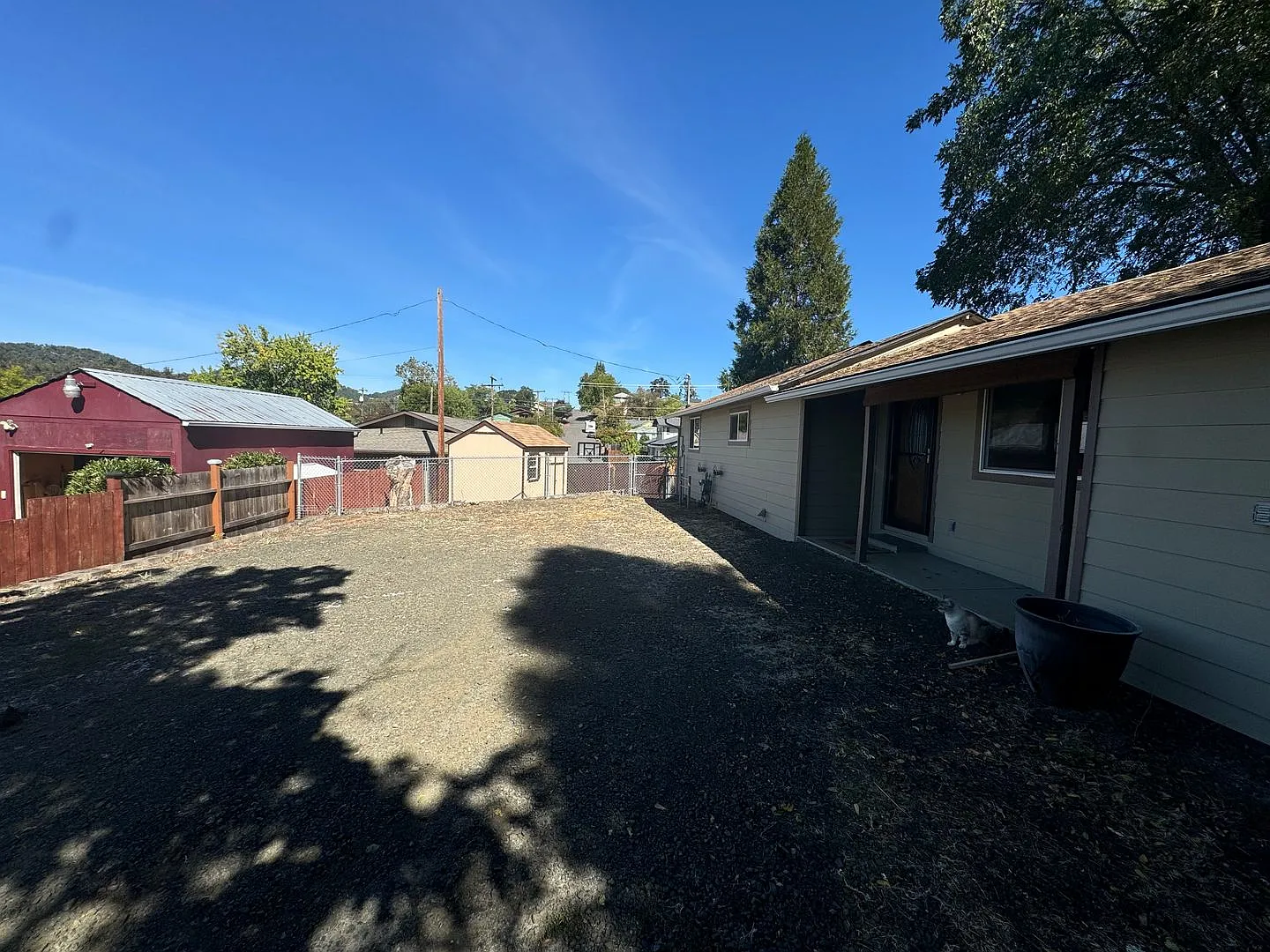 Roseburg 2-Bedroom, 1-Bath House with Garage — Photo 2