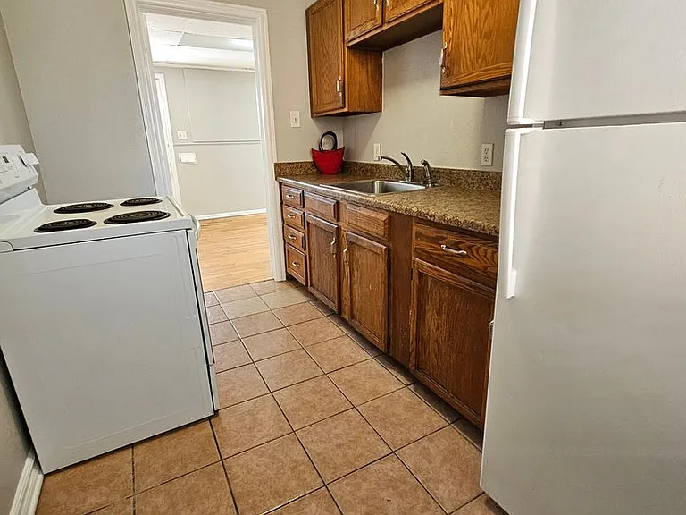 City Park/Park Hill Lovely One Bedroom Apartment - Conveniently Located! — Photo 24