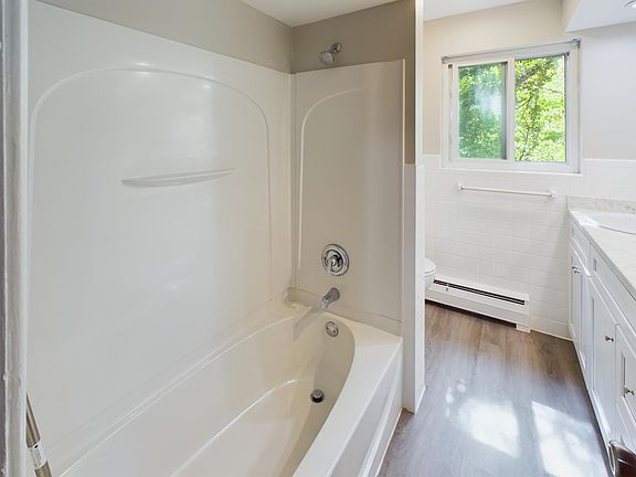 4th image of 3525 Linwood Ave APT 3
