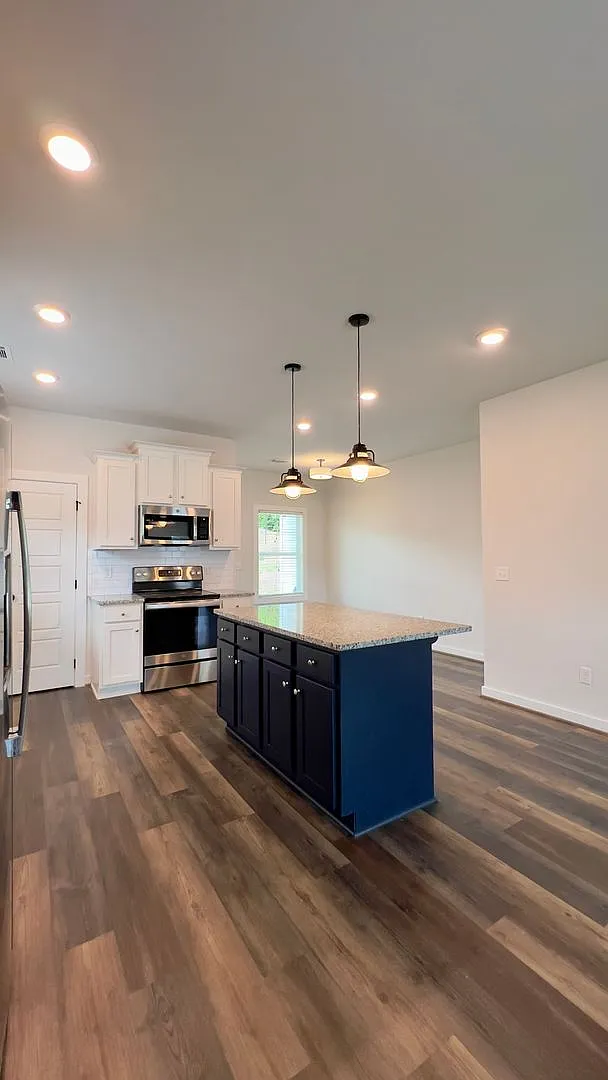 Available Home in Ross Park! — Photo 2