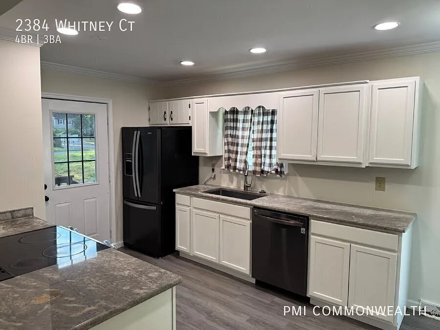 4 Bed / 2.5 Bath Townhouse (Available Now) — Photo 2