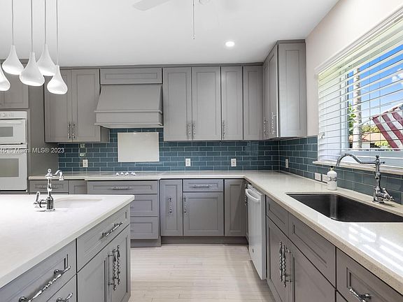 5th image of 305 NE 91st St