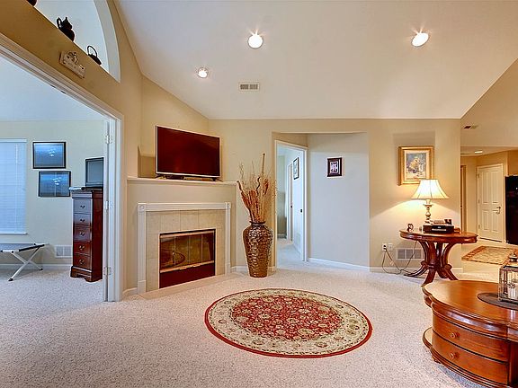 4th image of 2701A Chateau Dr