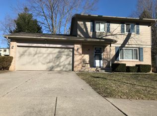 2010 Beacon Hill Dr, Lansing, MI 48906