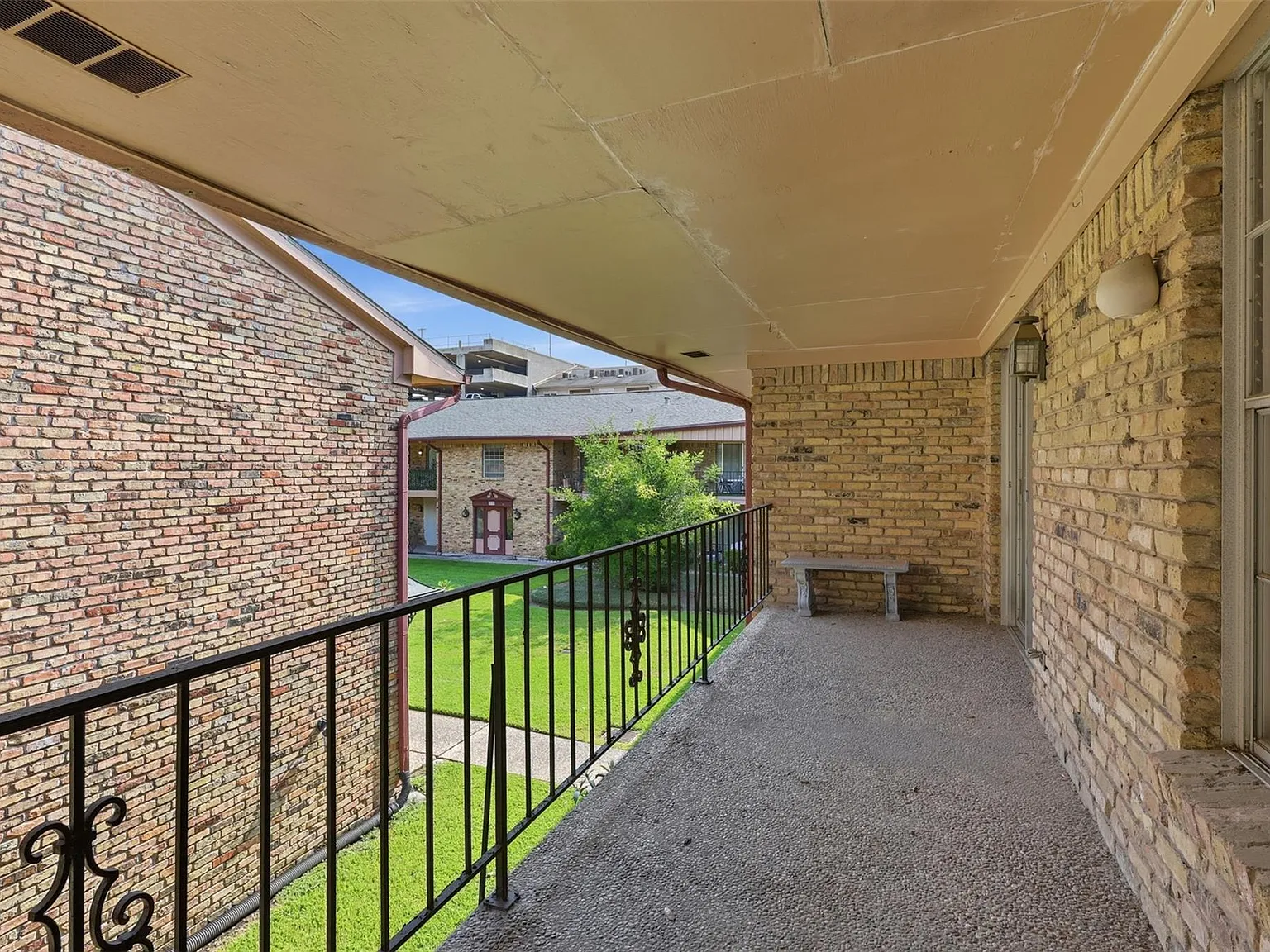 2 bed, 1.5 bath, 1014 sqft, $1,300 — Photo 3