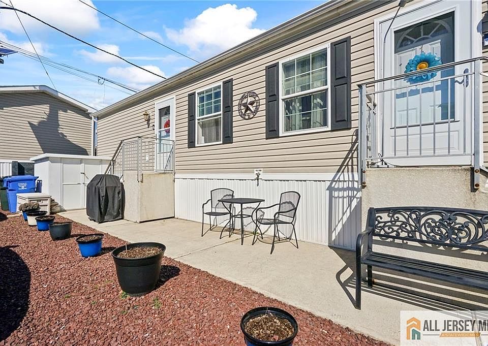 1st image of 2 Jessie Ln