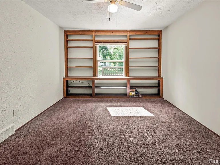 51205 Fairlane Dr — Photo 18