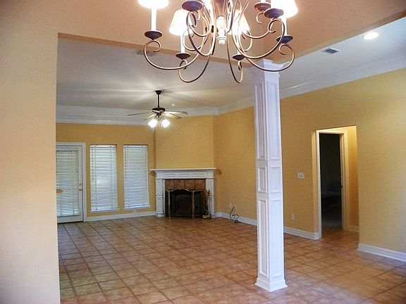 3rd image of 103 Club House Cir