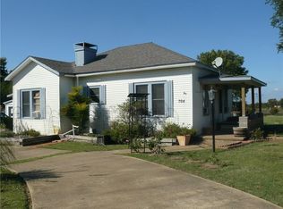 704 E Saunders St, Trenton, TX 75490