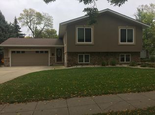 1024 N Maple St, Watertown, SD 57201