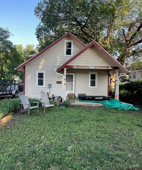 1st image of 924 Custer St